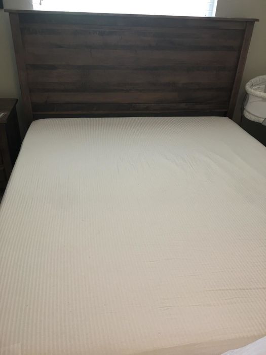 The same sheets perfectly stretched across the mattress