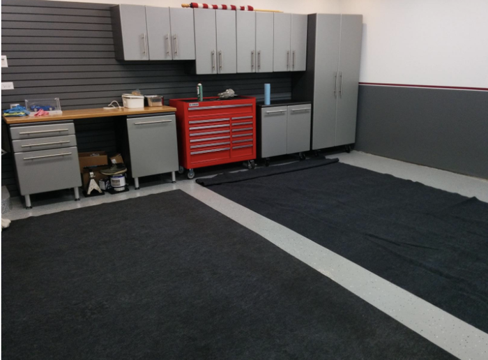 a reviewer’s garage showing the black mat lining the floor