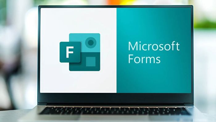 Microsoft Forms tự động phát hiện và cảnh báo các hành vi bất thường, giúp ngăn chặn tình trạng gian lận trong khi làm bài.