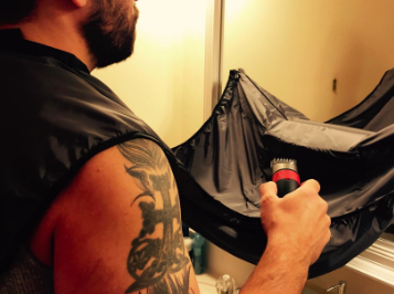 An alternate review showing the beard catcher successfully capturing all the beard trimmings.