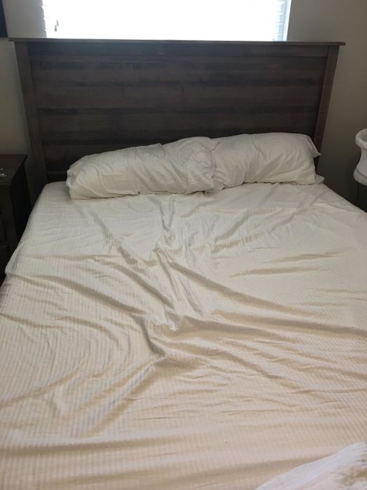 A bed with sheets that are not properly fitted