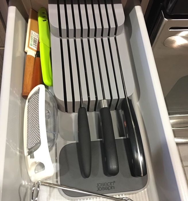 The same knives now neatly arranged in the organizer.