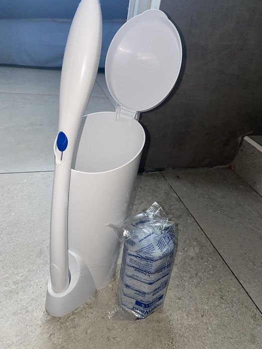 Toilet brush set with replacement heads