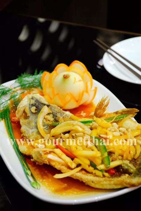 เป็ดย่างที่รอคอยอยู่ที่ Four Seasons สถานที่ที่คุณต้องมาลองด้วยตัวเอง