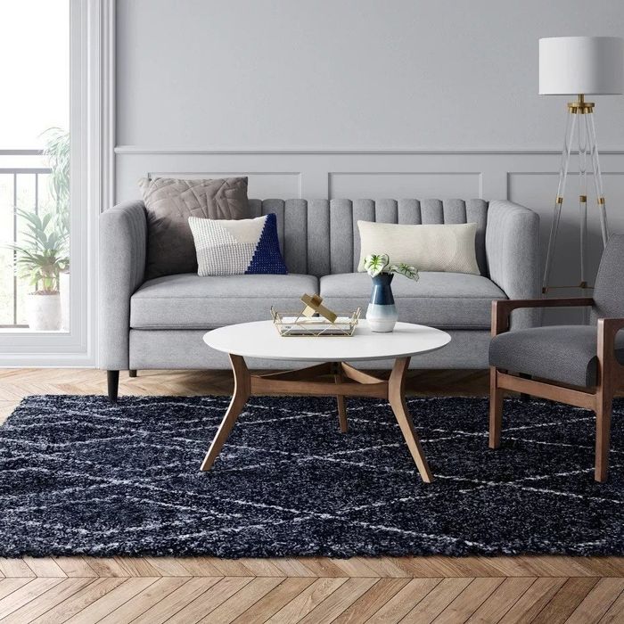 The diamond-patterned shag rug in a cozy living room setting