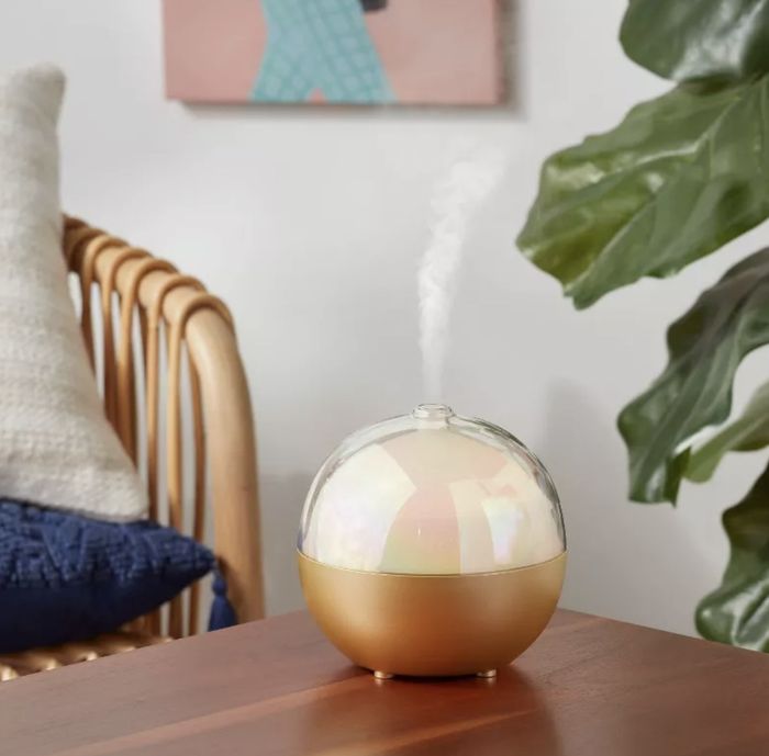 A color-changing diffuser
