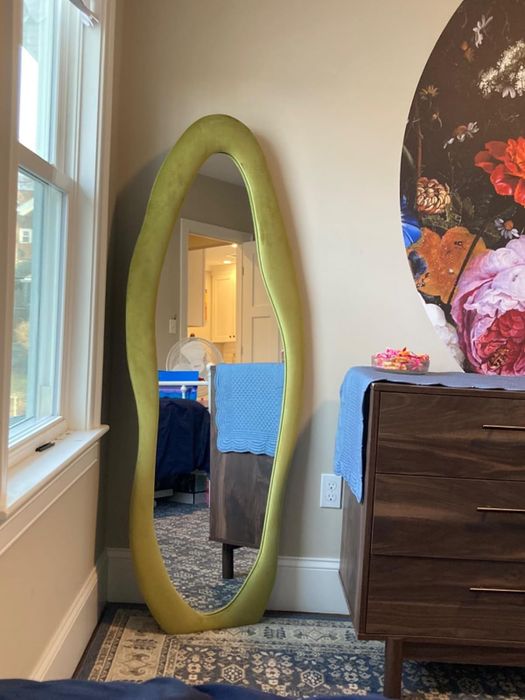 A reviewer’s green floor mirror placed elegantly on the floor.