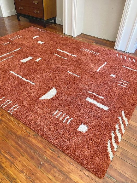 Mytourer’s photo of a warm rust-colored rug bringing character to her living room floor.