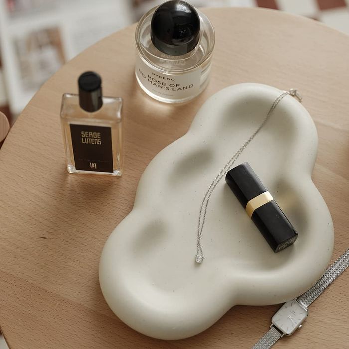 A matte white cloud-shaped dish with rounded, raised edges