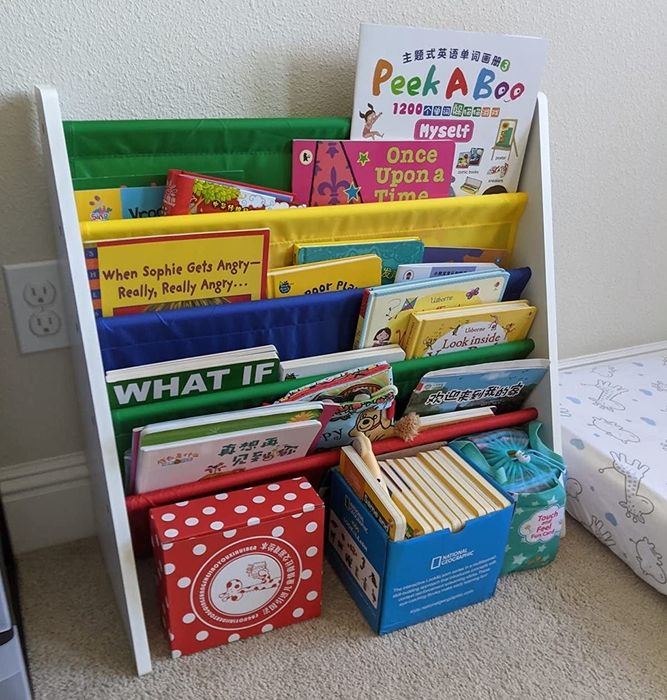 The reviewer’s bookshelf is displayed