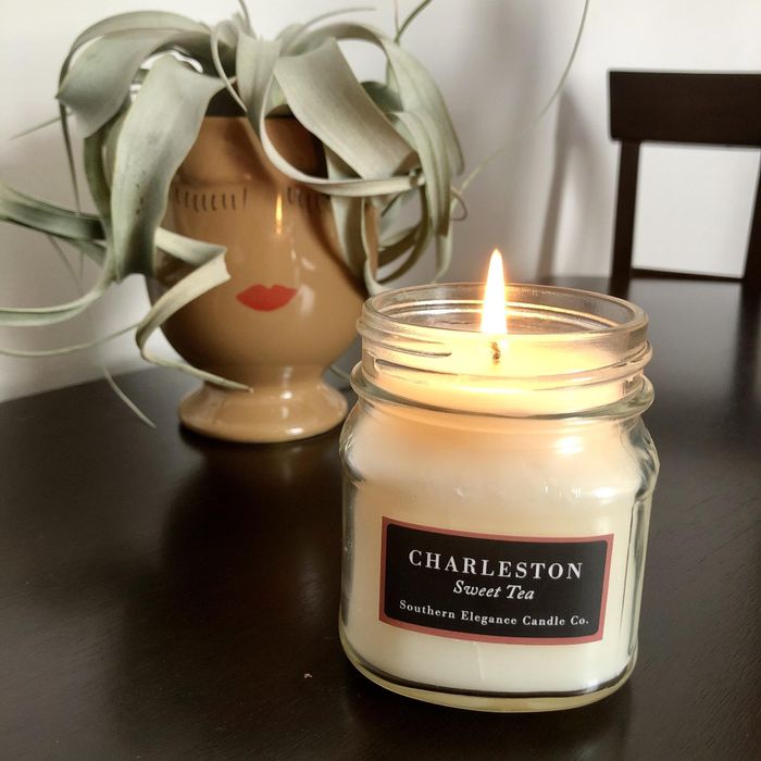 An image of the candle placed on a table, captured by Mytour's shopping editor.