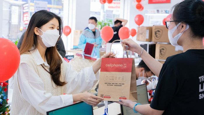Cách mua SIM đầu số 0878 trực tiếp tại cửa hàng: Bước 4, kích hoạt SIM ngay sau khi nhận.