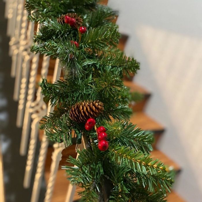 Reviewer close-up of the garland, highlighting the pinecone and berry details