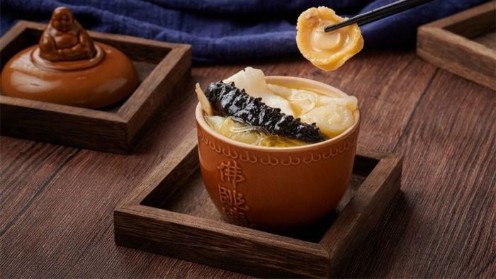 Travel tips for China, savor the famous 'Buddha Jumps Over the Wall' dish.