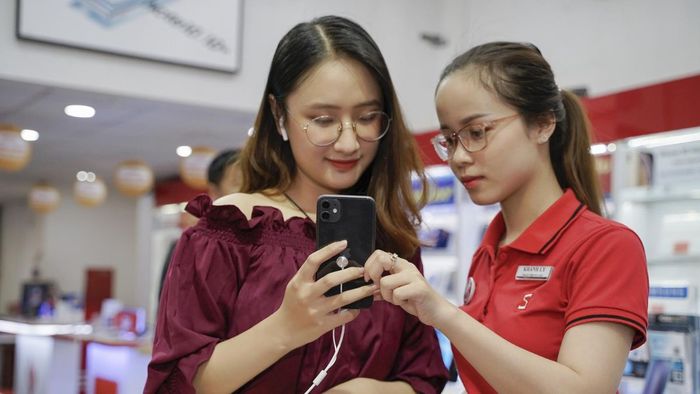 Cách mua SIM đầu số 0878 tại cửa hàng: Bước 2, nhờ nhân viên tư vấn về sim đầu số 0878.