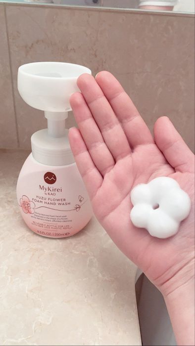 A Mytour editor’s hand with a flower-shaped soap foam on their palm