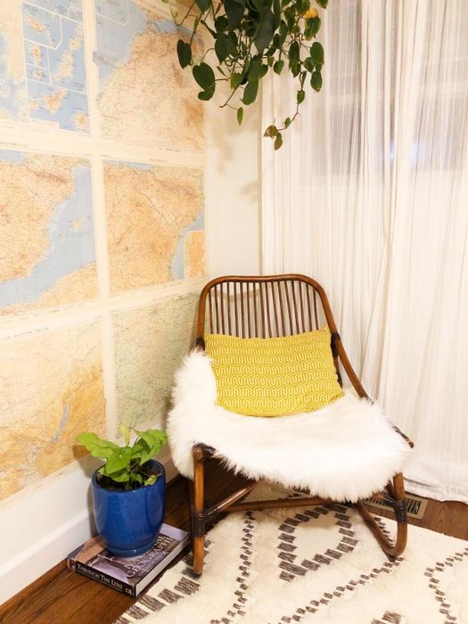 The rug utilized on a wooden chair in a reviewer's setup