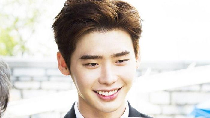 Reviewer photo of the lit garland decorating their staircase at night, casting a warm glow