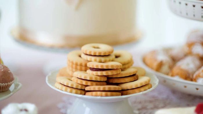 Cranberry-filled sandwich cookies