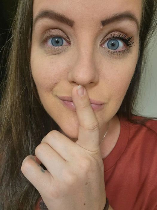A reviewer showing the difference between one eye coated in mascara and the other without.