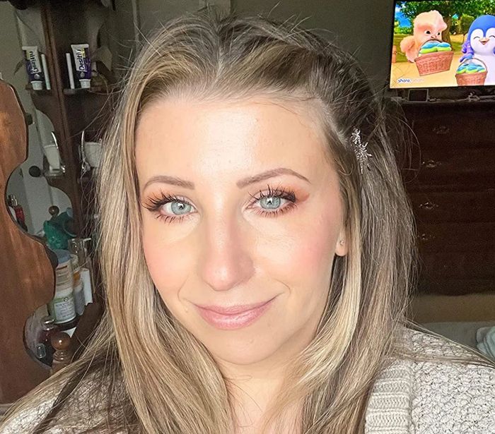 Another reviewer demonstrating the primer’s effect under their makeup.