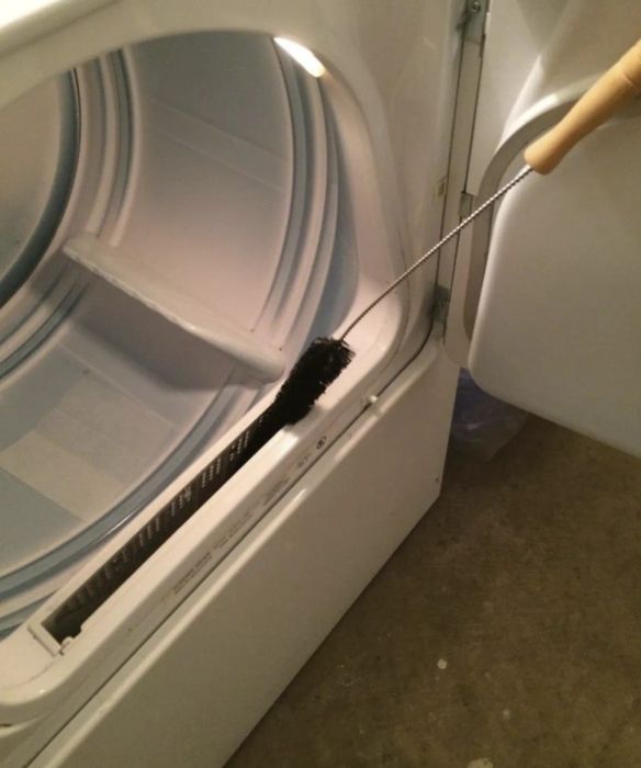 A reviewer inserting the brush into the vent