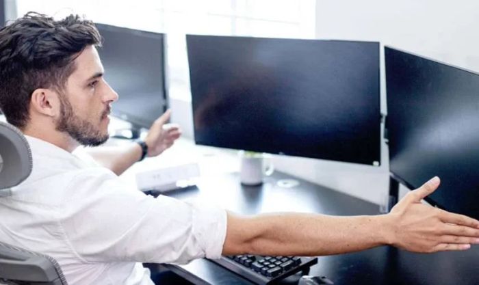 Kiểm tra màn hình laptop bằng mắt thường