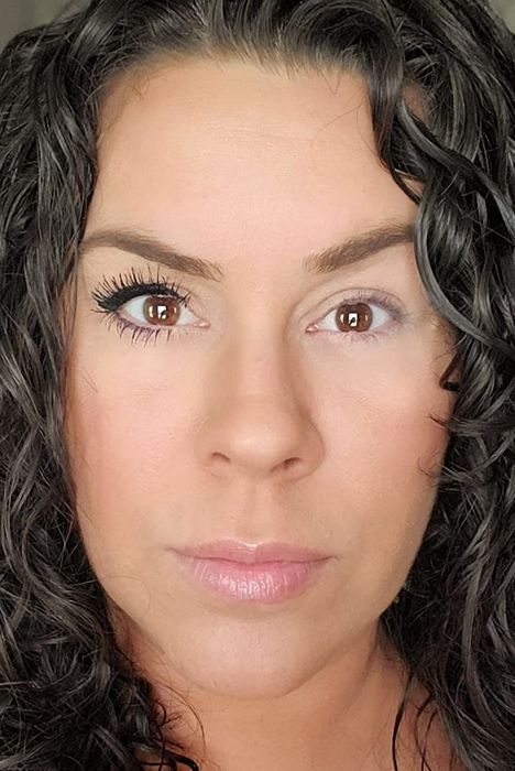 A reviewer shows a dramatic before-and-after photo, with one eye coated in mascara and the other bare