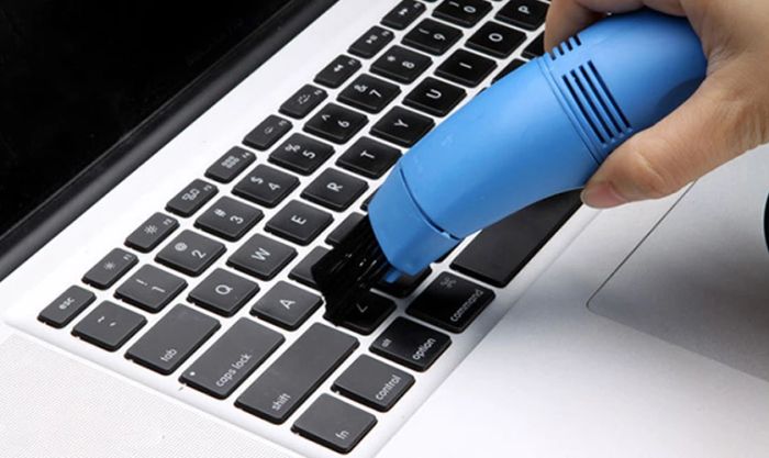 Dùng máy hút bụi để làm sạch bàn phím laptop Dell
