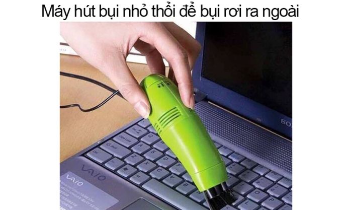 sử dụng máy hút bụi chuyên dụng để làm sạch các kẽ phím