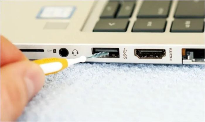 Làm sạch các cổng kết nối của MacBook một cách nhẹ nhàng và chính xác để duy trì hiệu suất và độ bền của máy.