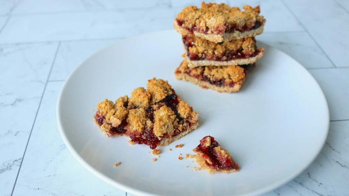 These PB&J Bars Are a Game-Changer for Baked Oats