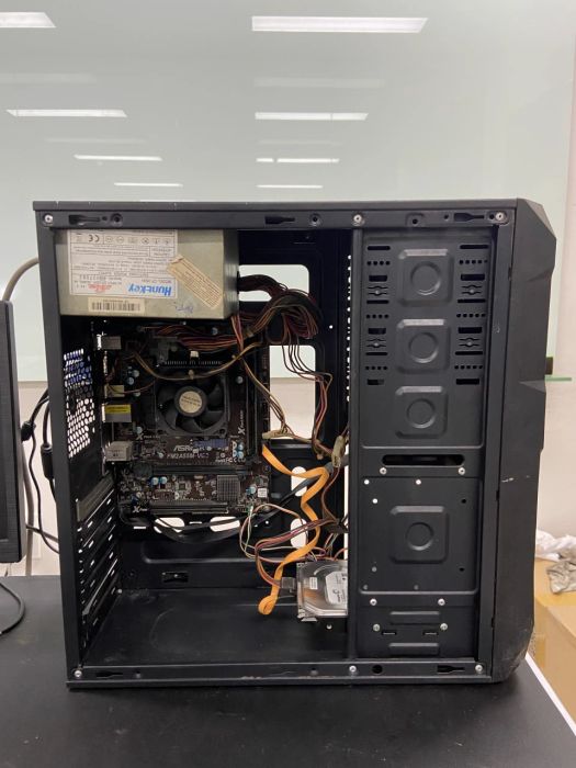 Máy tính PC sau khi được đội ngũ Mytour vệ sinh, đang chuẩn bị lắp ráp hoàn chỉnh thùng máy.