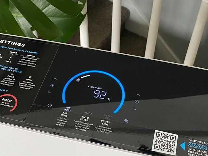 reviewer image close up of the clean air percentage on the air purifier