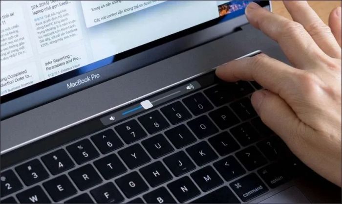 Sử dụng bình khí nén để thổi bụi và vệ sinh loa MacBook hiệu quả.