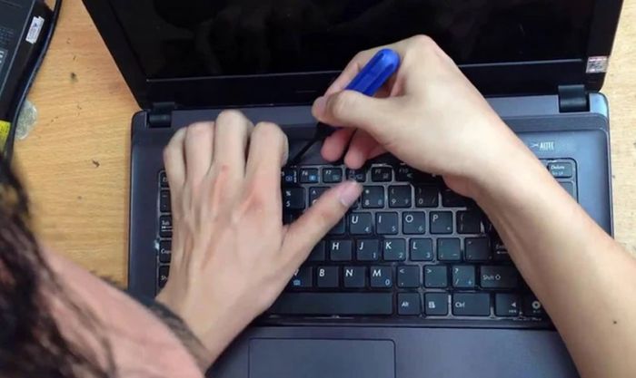 Tháo bàn phím để vệ sinh bên trong laptop Dell