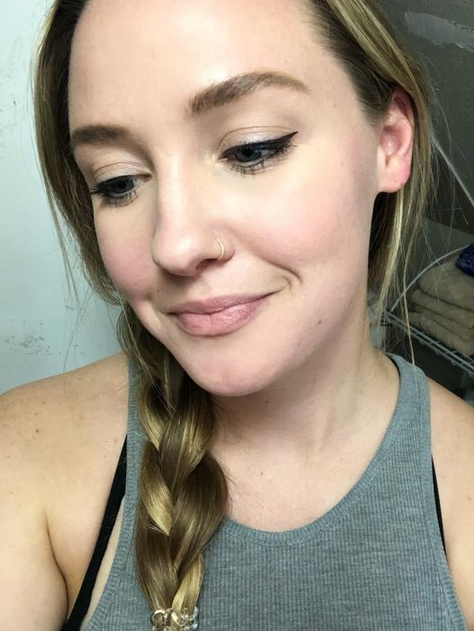 A reviewer glances down to reveal the applied eyeliner