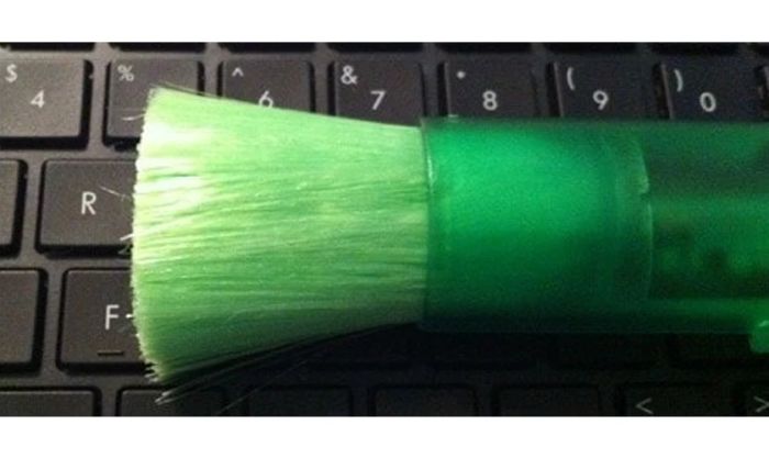 Dùng cây cọ để làm sạch bàn phím laptop Dell