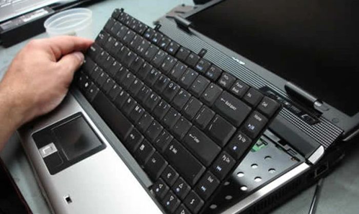 Chú ý đến các dây cáp phía dưới khi vệ sinh bàn phím laptop Dell