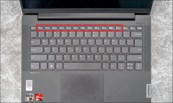 Cách bật đèn bàn phím laptop Lenovo bằng phím có sẵn