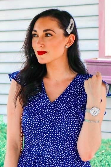 A reviewer wearing a large rectangular clip in their hair