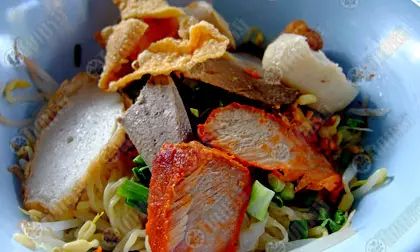 ร้านนี้...มี 'ลูกรอก'!! ก๋วยเตี๋ยวหมูศรีย่าน ผลิตโดยเจ๊ยี่ อายุ 68 ปี รับประกันความอร่อย