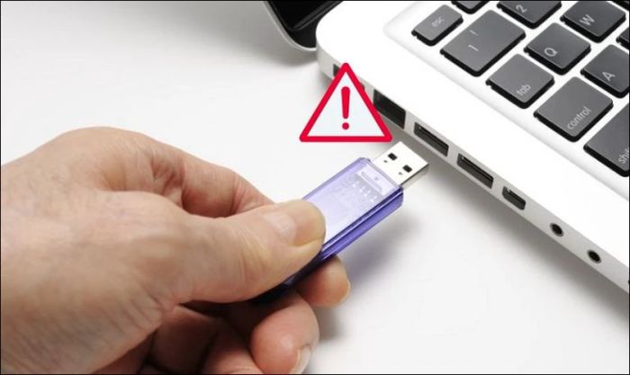 Lỗi Power surge trên cổng USB xảy ra do cổng USB bị đoản mạch.