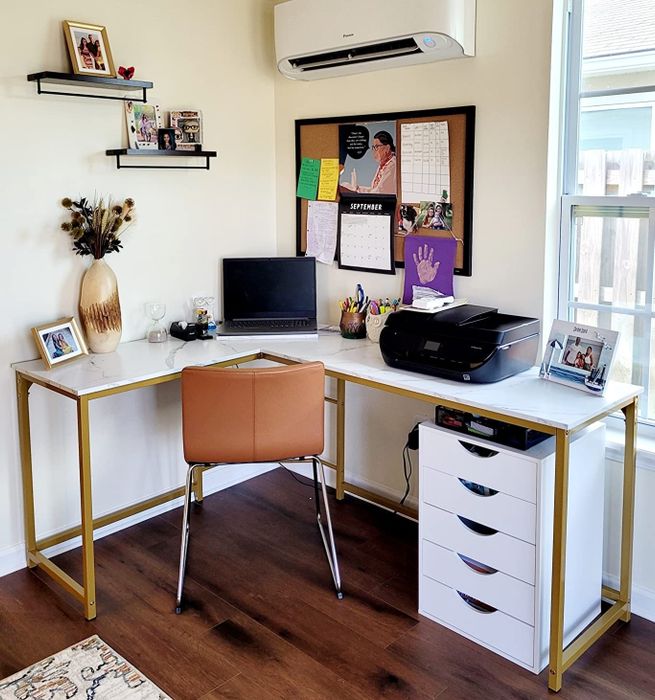 A reviewer’s photo of the desk