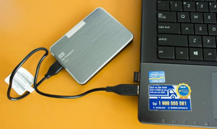 Kết nối lại ổ đĩa di động và máy tính để khắc phục lỗi 'Location is not available'