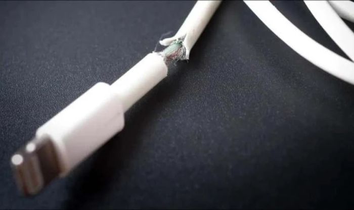 Sạc pin hiện dấu X Samsung do đâu?