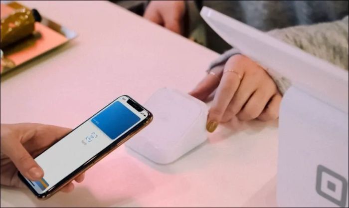 Thanh toán nhanh chóng và tiện lợi qua NFC trên iPhone, giúp bạn thực hiện giao dịch không dây dễ dàng.