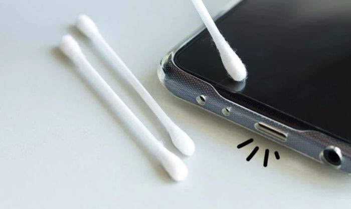 Sạc pin hiện dấu X trên Samsung do cổng sạc không vệ sinh là gì?