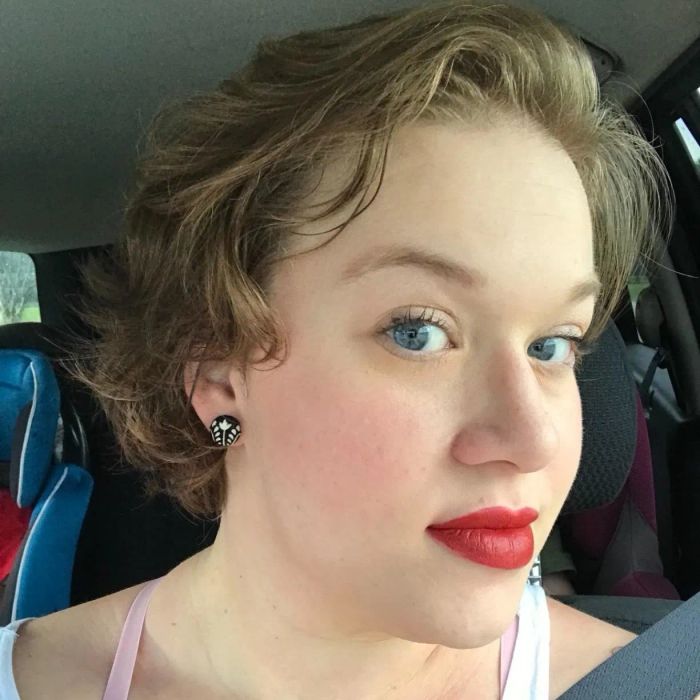 Reviewer wearing a vibrant red shade