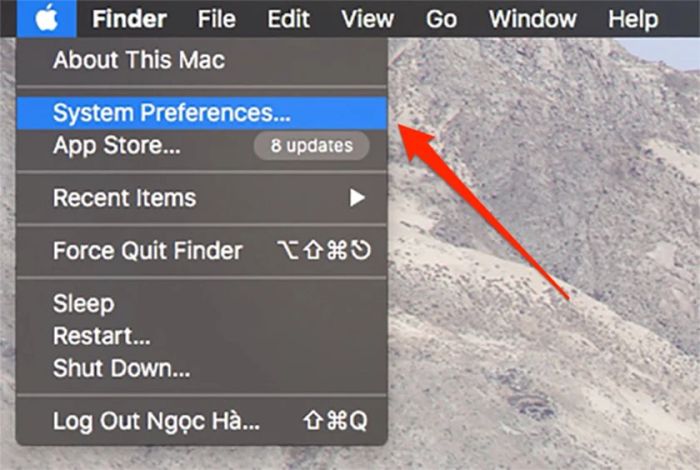 Nhấp vào biểu tượng quả táo trên MacBook.